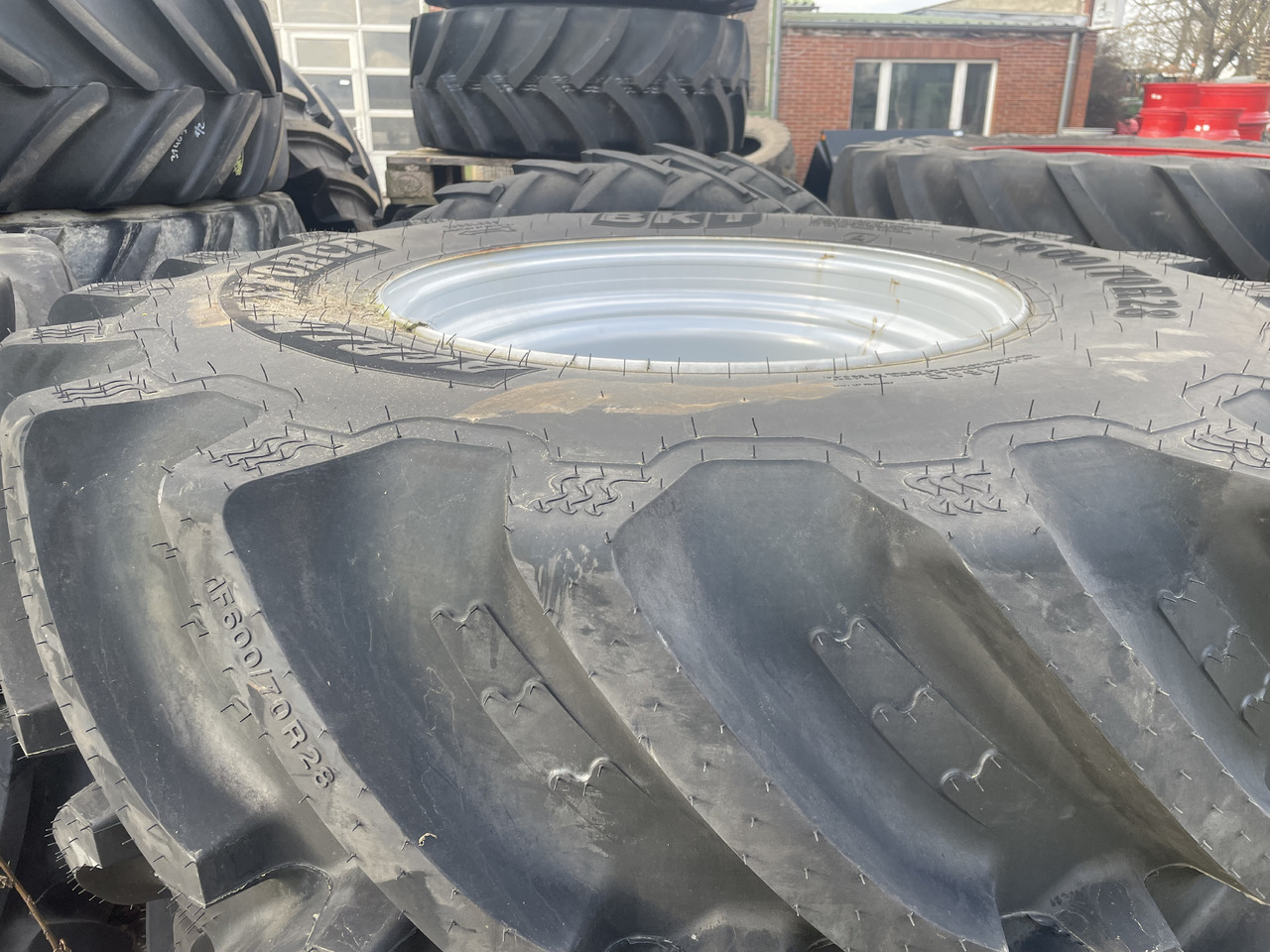 Trelleborg BKT IF 600/70R28 - Шины и диски: фото 1 Trelleborg BKT IF 600/70R28 - Шины и диски: фото 1