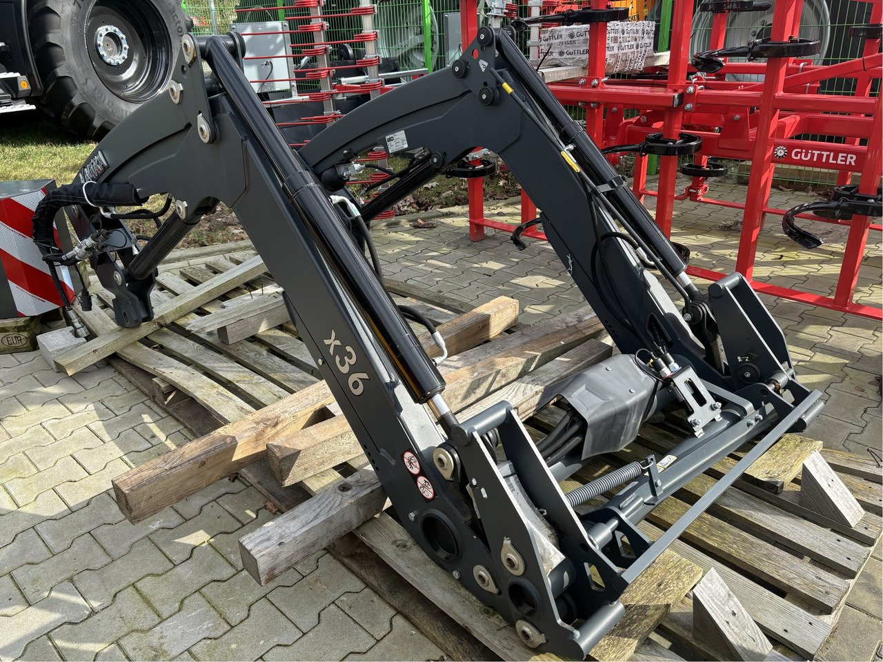 Valtra Frontlader X36DM - Фронтальный погрузчик для трактора: фото 1 Valtra Frontlader X36DM - Фронтальный погрузчик для трактора: фото 1