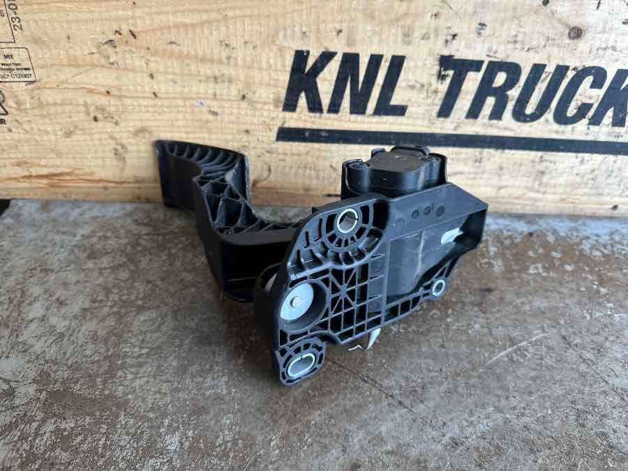 VOLVO SPEEDER PEDAL 84412478 - Кабина и интерьер для Грузовиков: фото 2 VOLVO SPEEDER PEDAL 84412478 - Кабина и интерьер для Грузовиков: фото 2