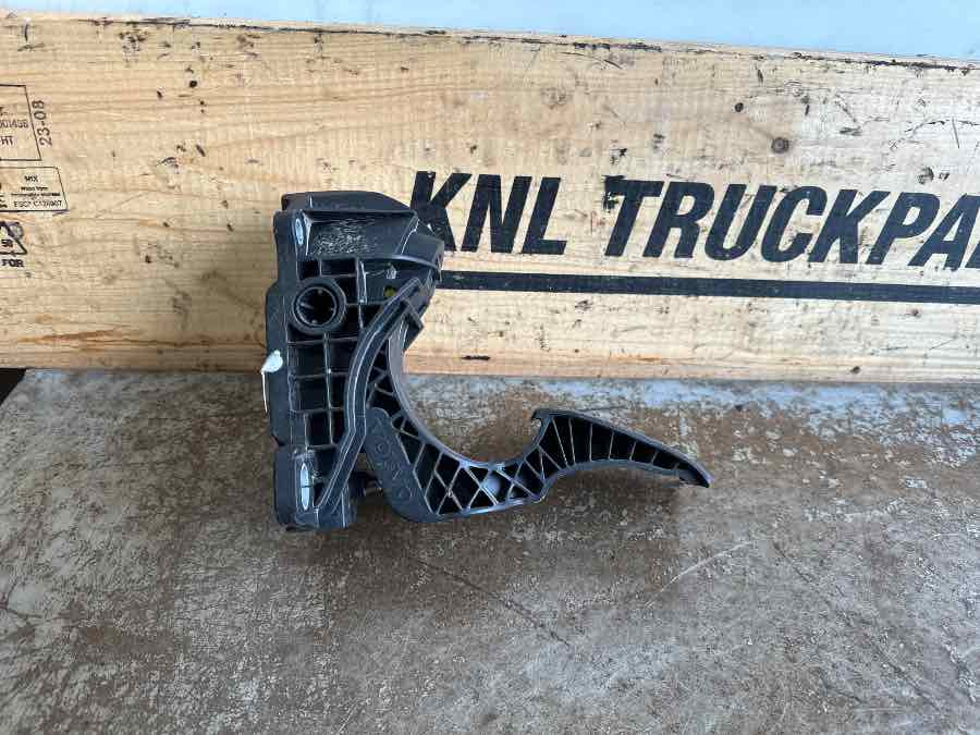 VOLVO SPEEDER PEDAL 84412478 - Кабина и интерьер для Грузовиков: фото 1 VOLVO SPEEDER PEDAL 84412478 - Кабина и интерьер для Грузовиков: фото 1