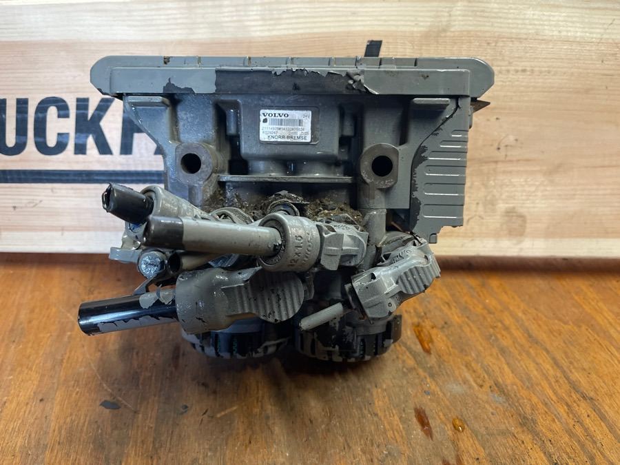 VOLVO VALVE 21114975 - Тормозной клапан для Грузовиков: фото 1 VOLVO VALVE 21114975 - Тормозной клапан для Грузовиков: фото 1