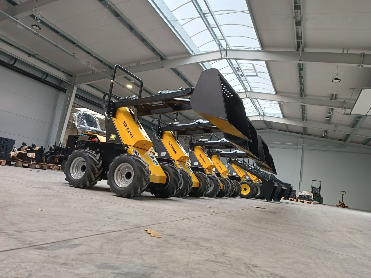 Tur Poland Mini Loader TUR N 520 Mini Hoflader Kompaktlader Briggs&Stratton - Мини-погрузчик с бортовым поворотом: фото 1 Tur Poland Mini Loader TUR N 520 Mini Hoflader Kompaktlader Briggs&Stratton - Мини-погрузчик с бортовым поворотом: фото 1