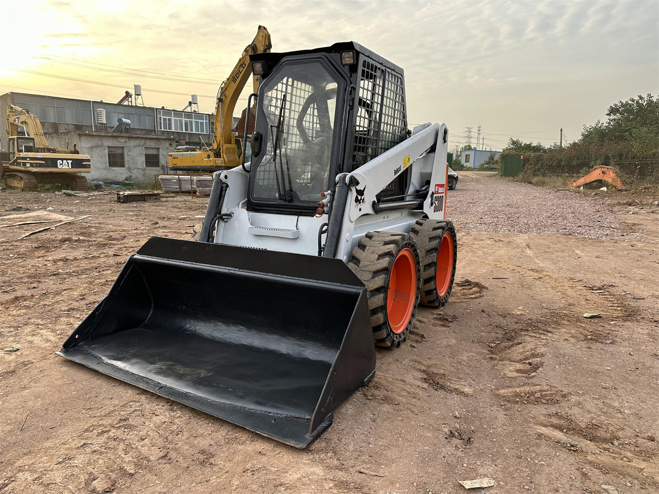 BOBCAT S300 - Мини-погрузчик с бортовым поворотом: фото 5 BOBCAT S300 - Мини-погрузчик с бортовым поворотом: фото 5
