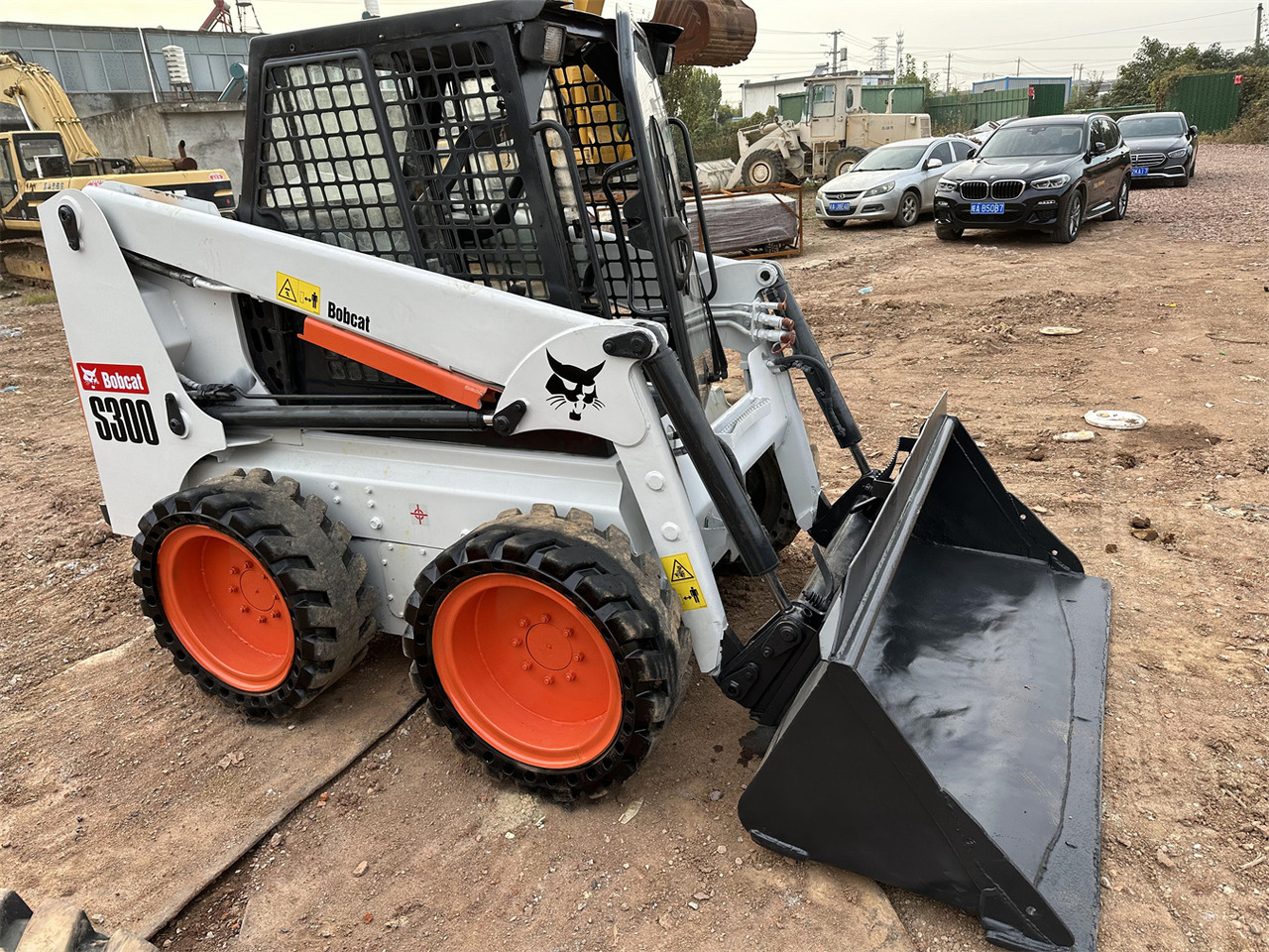 BOBCAT S300 - Мини-погрузчик с бортовым поворотом: фото 2 BOBCAT S300 - Мини-погрузчик с бортовым поворотом: фото 2
