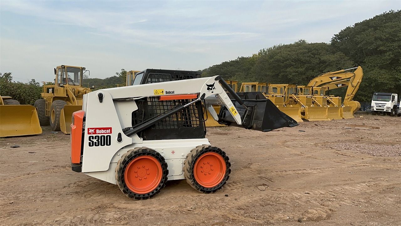BOBCAT S300 - Мини-погрузчик с бортовым поворотом: фото 2 BOBCAT S300 - Мини-погрузчик с бортовым поворотом: фото 2