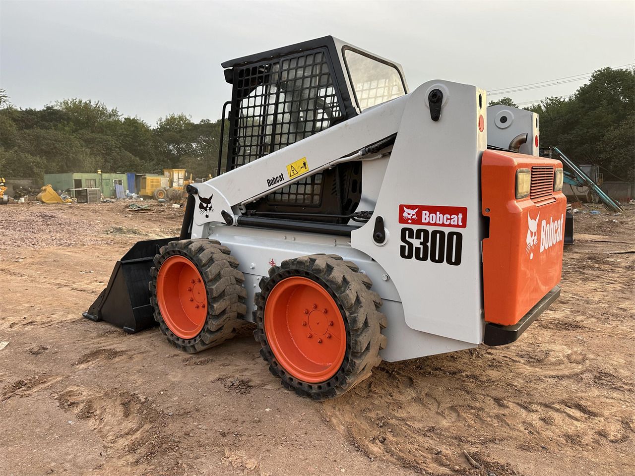 BOBCAT S300 - Мини-погрузчик с бортовым поворотом: фото 1 BOBCAT S300 - Мини-погрузчик с бортовым поворотом: фото 1