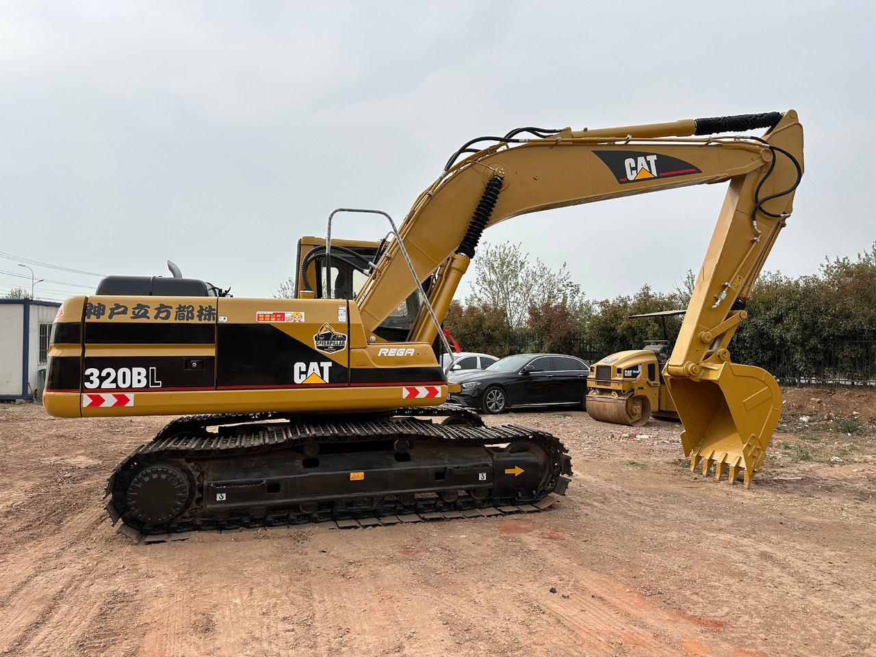 CAT 320BL - Гусеничный экскаватор: фото 1 CAT 320BL - Гусеничный экскаватор: фото 1