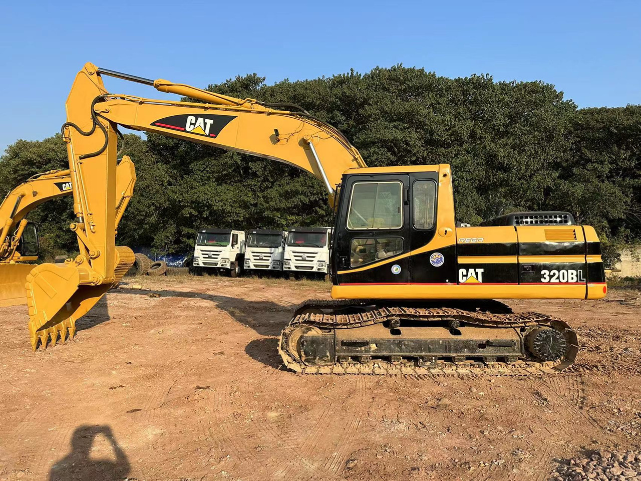 CAT 320BL - Гусеничный экскаватор: фото 2 CAT 320BL - Гусеничный экскаватор: фото 2