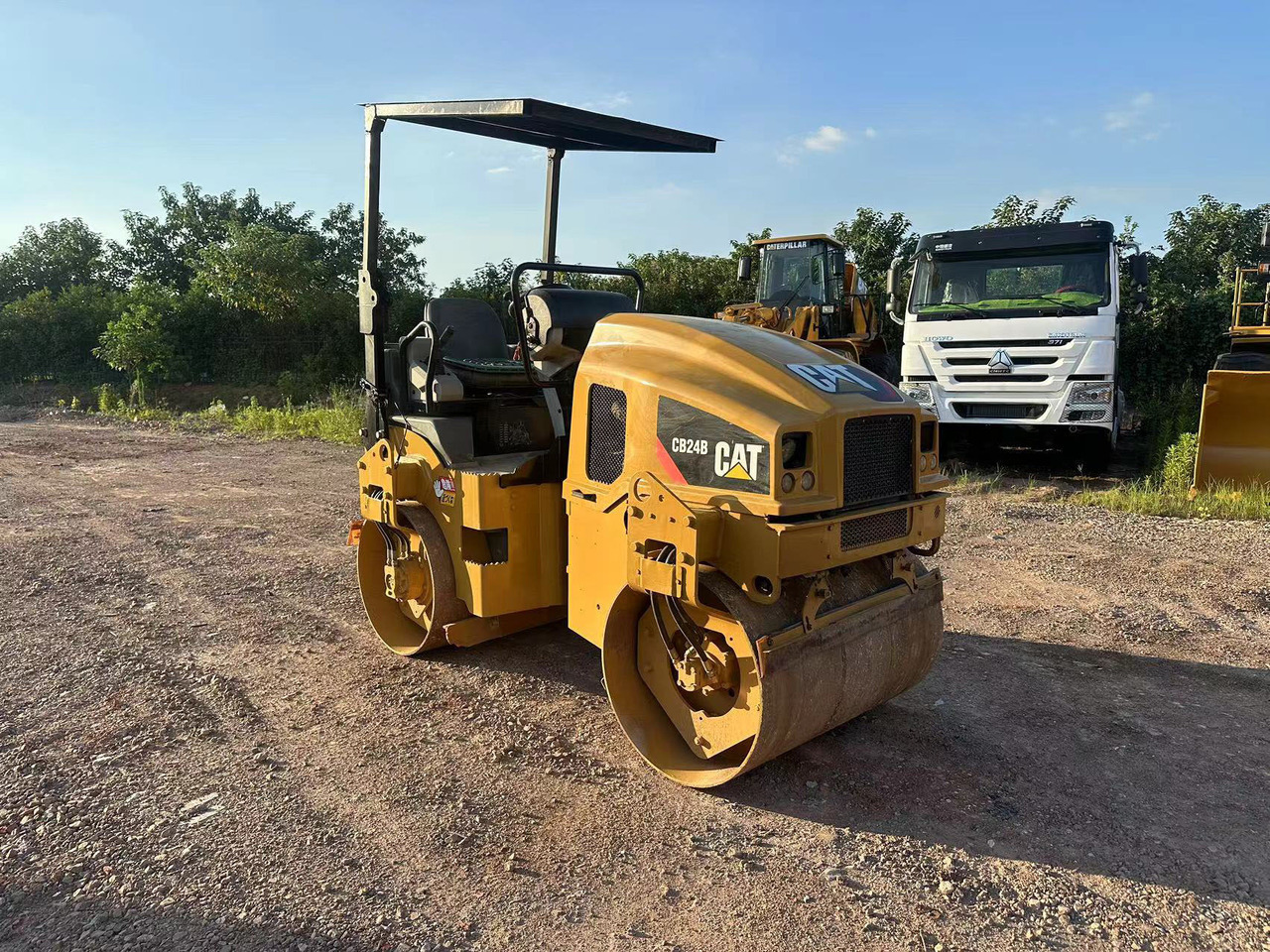 CATERPILLAR CB24B - Каток: фото 1 CATERPILLAR CB24B - Каток: фото 1