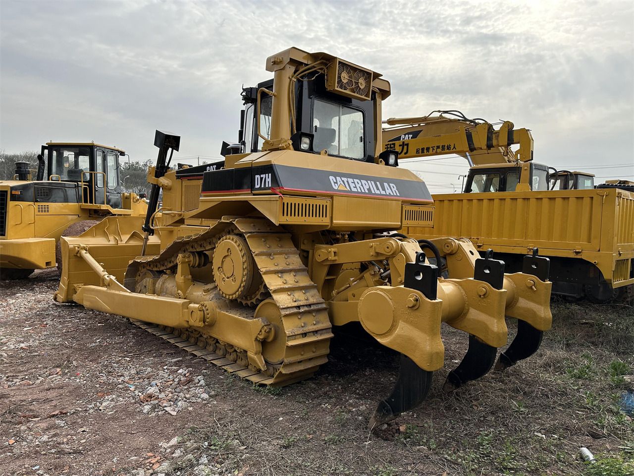 CATERPILLAR D7H - Бульдозер: фото 1 CATERPILLAR D7H - Бульдозер: фото 1