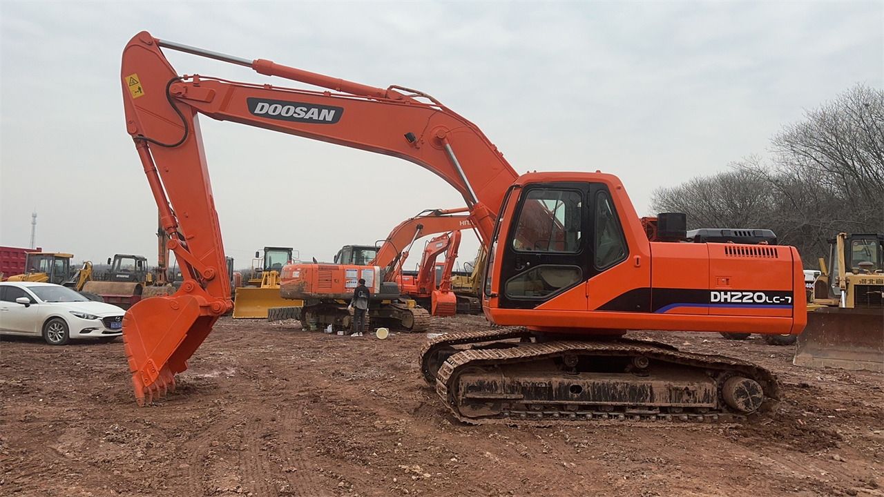 Doosan DH220 - Гусеничный экскаватор: фото 1 Doosan DH220 - Гусеничный экскаватор: фото 1