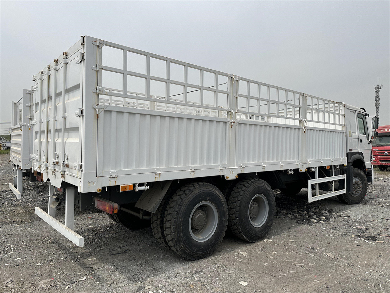SINOTRUK HOWO 371 Cargo truck - Грузовик для перевозки животных: фото 4 SINOTRUK HOWO 371 Cargo truck - Грузовик для перевозки животных: фото 4