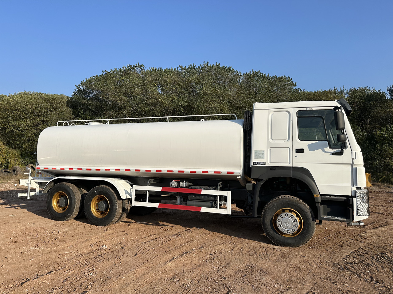 SINOTRUK HOWO 371 Water Tanker Truck - Грузовик-цистерна: фото 3 SINOTRUK HOWO 371 Water Tanker Truck - Грузовик-цистерна: фото 3