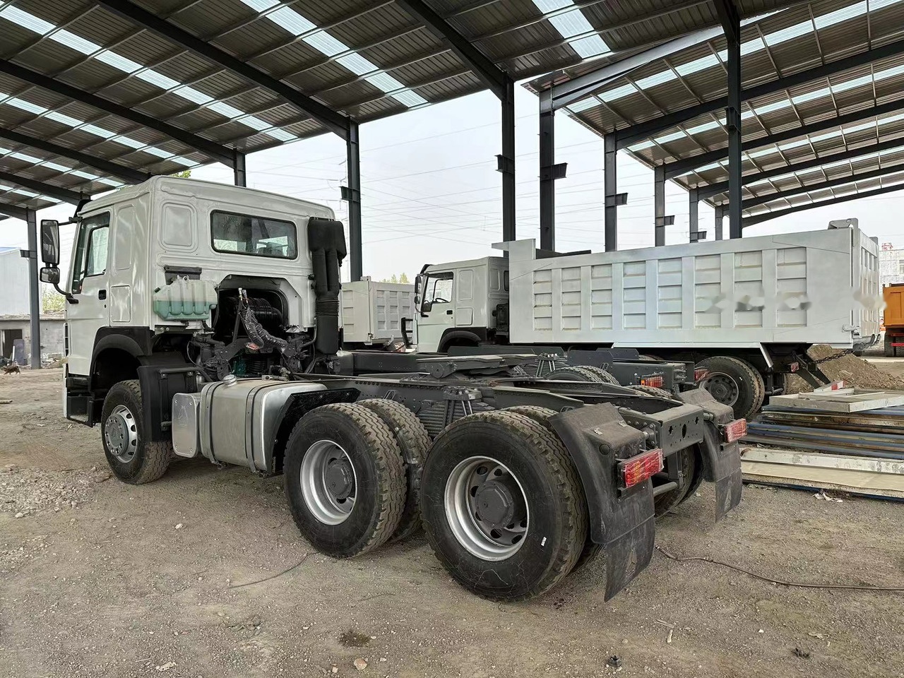 Sinotruk Howo 371 Truck Head - Тягач: фото 4 Sinotruk Howo 371 Truck Head - Тягач: фото 4