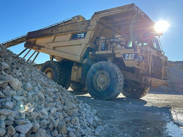 Caterpillar 771D - Внедорожный самосвал: фото 2 Caterpillar 771D - Внедорожный самосвал: фото 2