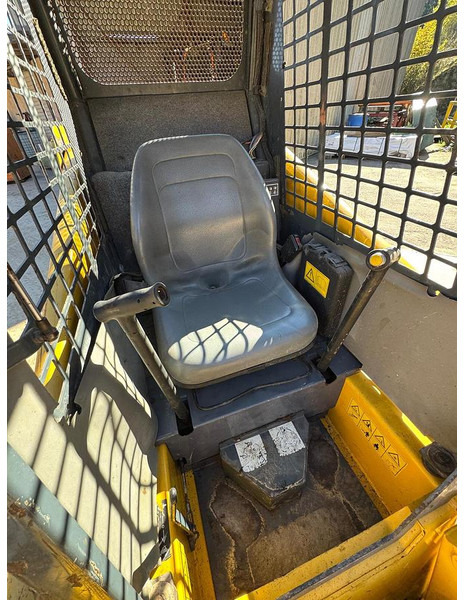 Gehl 1640 - Мини-погрузчик с бортовым поворотом: фото 4 Gehl 1640 - Мини-погрузчик с бортовым поворотом: фото 4