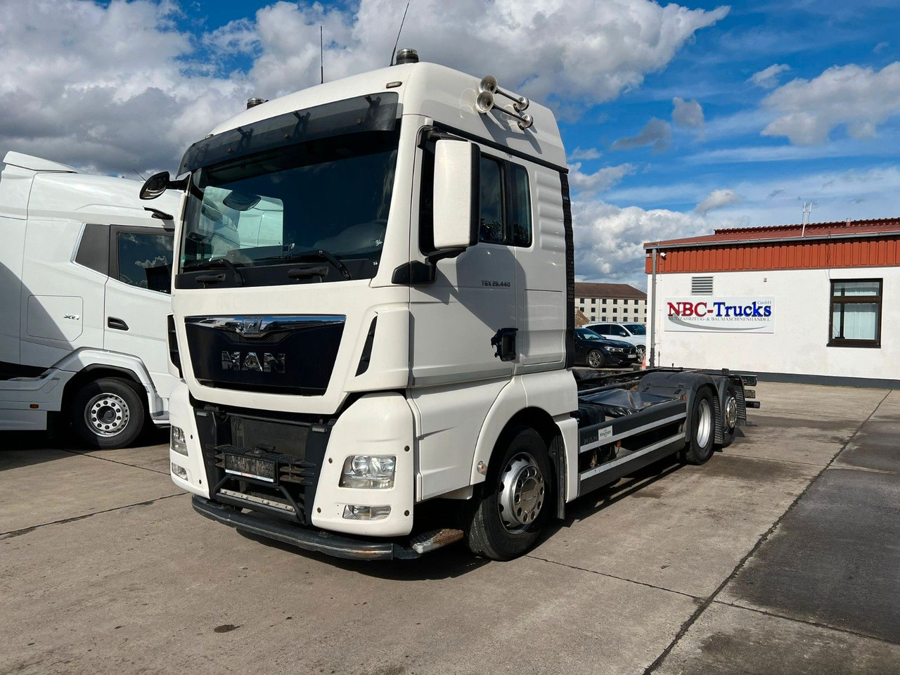 MAN TGX 26.440 * RETARDER * LIFTACHSE * VOLLUFTFED.* - Грузовик-шасси: фото 1 MAN TGX 26.440 * RETARDER * LIFTACHSE * VOLLUFTFED.* - Грузовик-шасси: фото 1