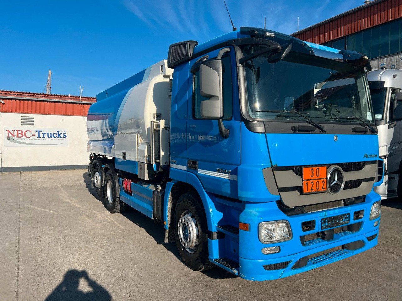 Mercedes-Benz ACTROS 2544 * 3 KAMMER * OBEN/UNTEN * LIFT * - Грузовик-цистерна: фото 3 Mercedes-Benz ACTROS 2544 * 3 KAMMER * OBEN/UNTEN * LIFT * - Грузовик-цистерна: фото 3