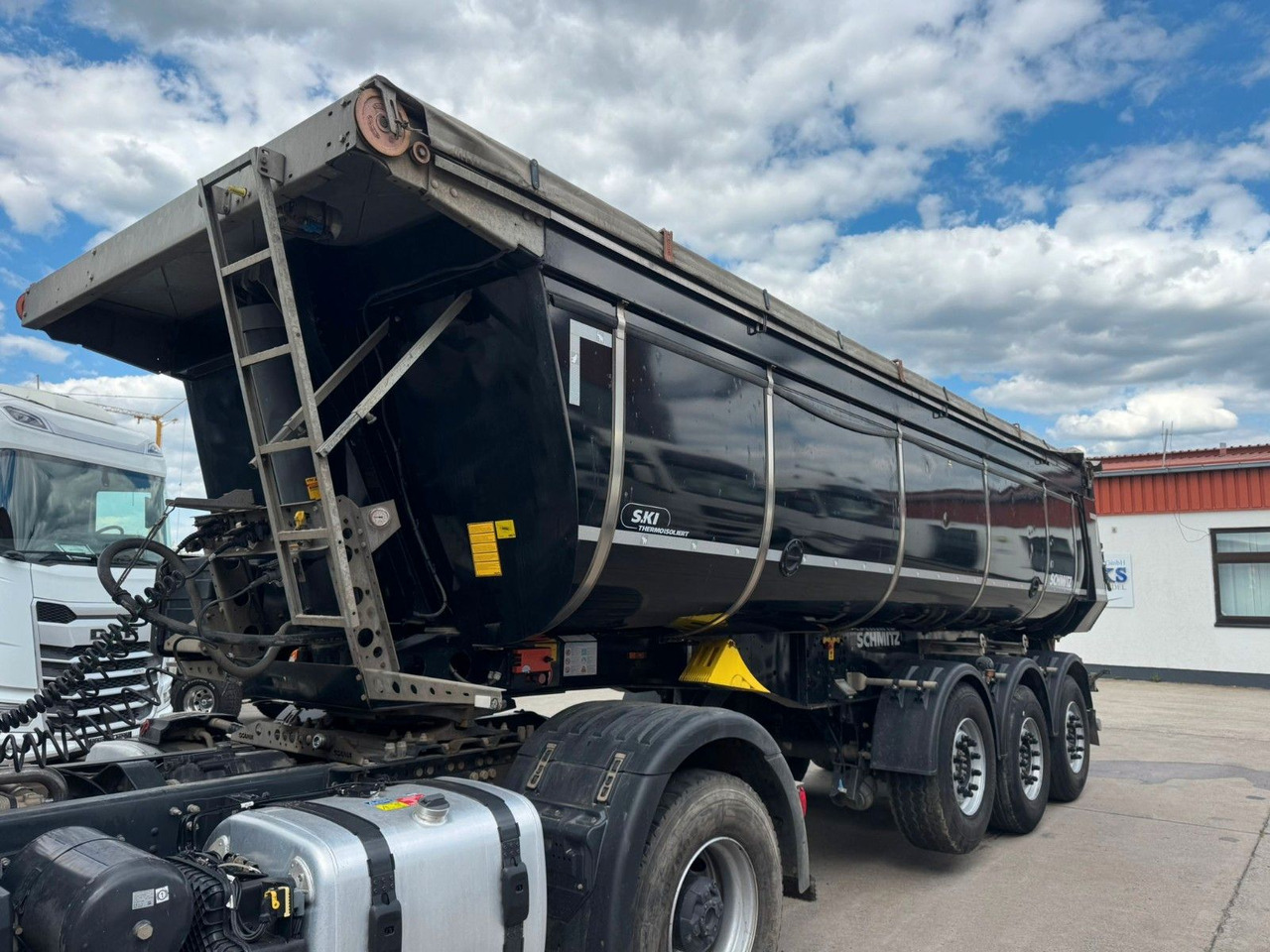 Schmitz Cargobull SCB S3T * THERMOMULDE * 24 KUBIK * 2x LIFT * - Самосвальный полуприцеп: фото 1 Schmitz Cargobull SCB S3T * THERMOMULDE * 24 KUBIK * 2x LIFT * - Самосвальный полуприцеп: фото 1