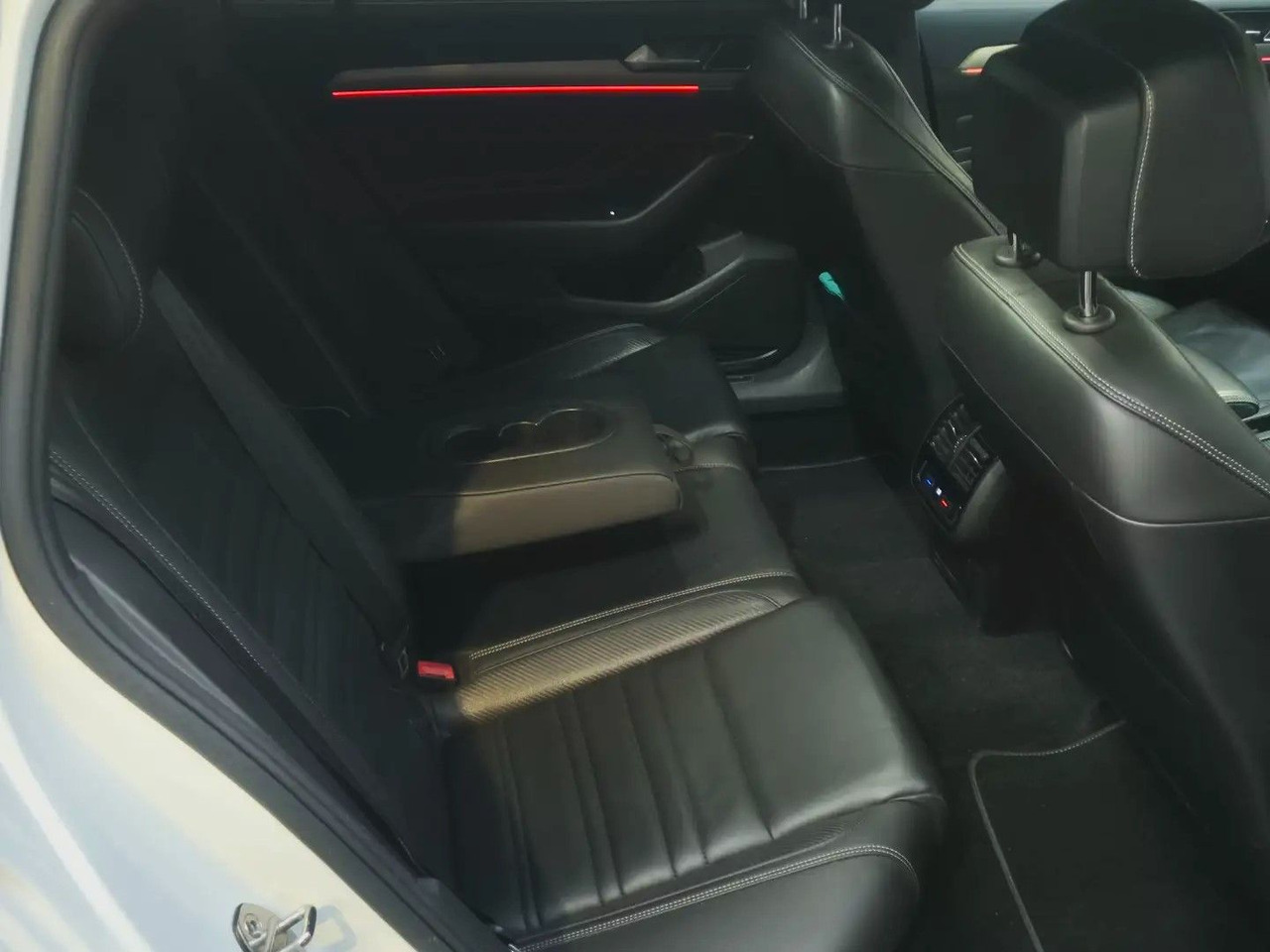 Универсал Volkswagen Passat 4-motion R line 9x20 Zoll: фото 9 Универсал Volkswagen Passat 4-motion R line 9x20 Zoll: фото 9