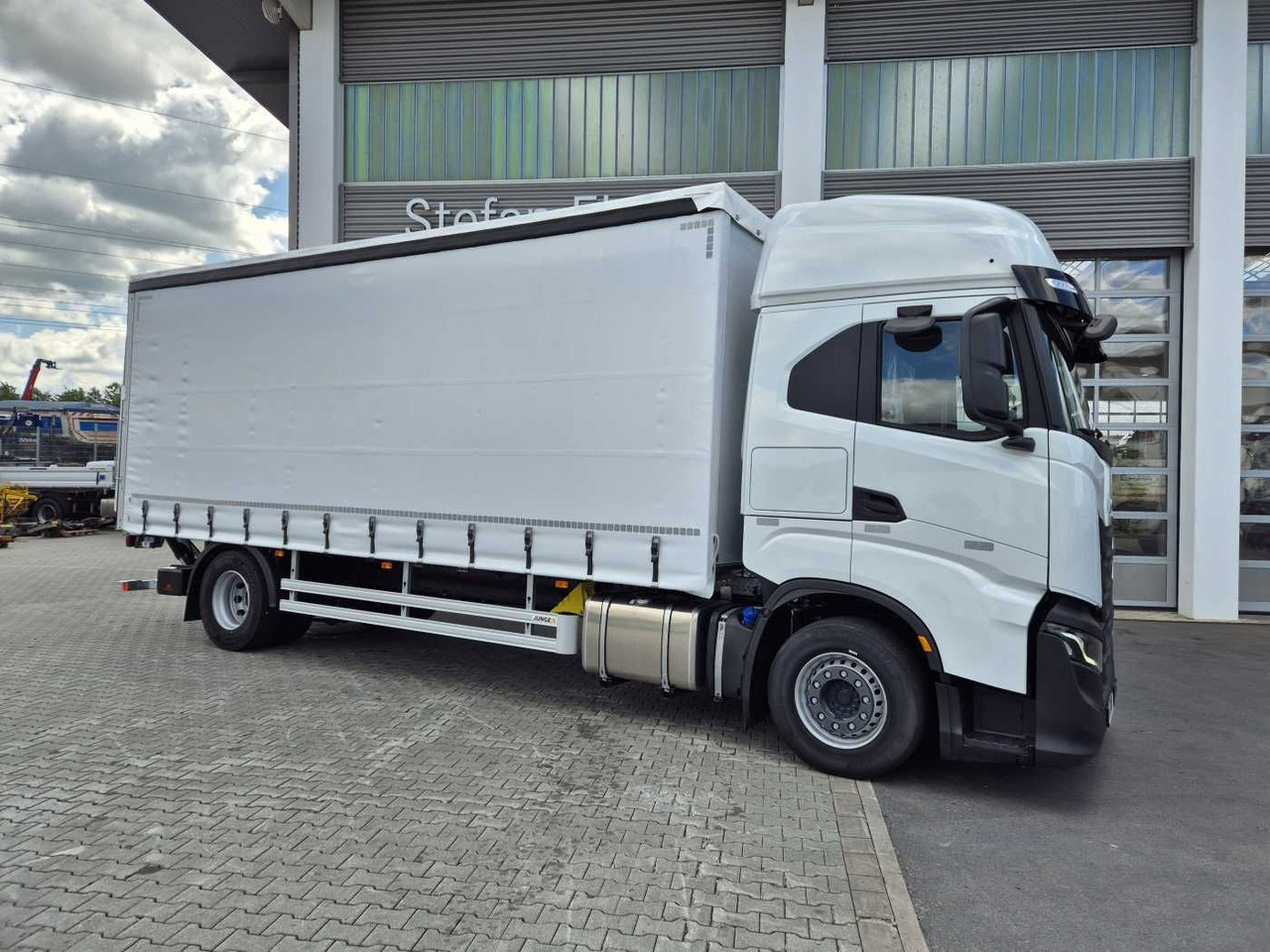 Iveco S-Way AS190S42/P Schiebeplanen LBW 2.000kg AHK - Тентованный грузовик: фото 2 Iveco S-Way AS190S42/P Schiebeplanen LBW 2.000kg AHK - Тентованный грузовик: фото 2