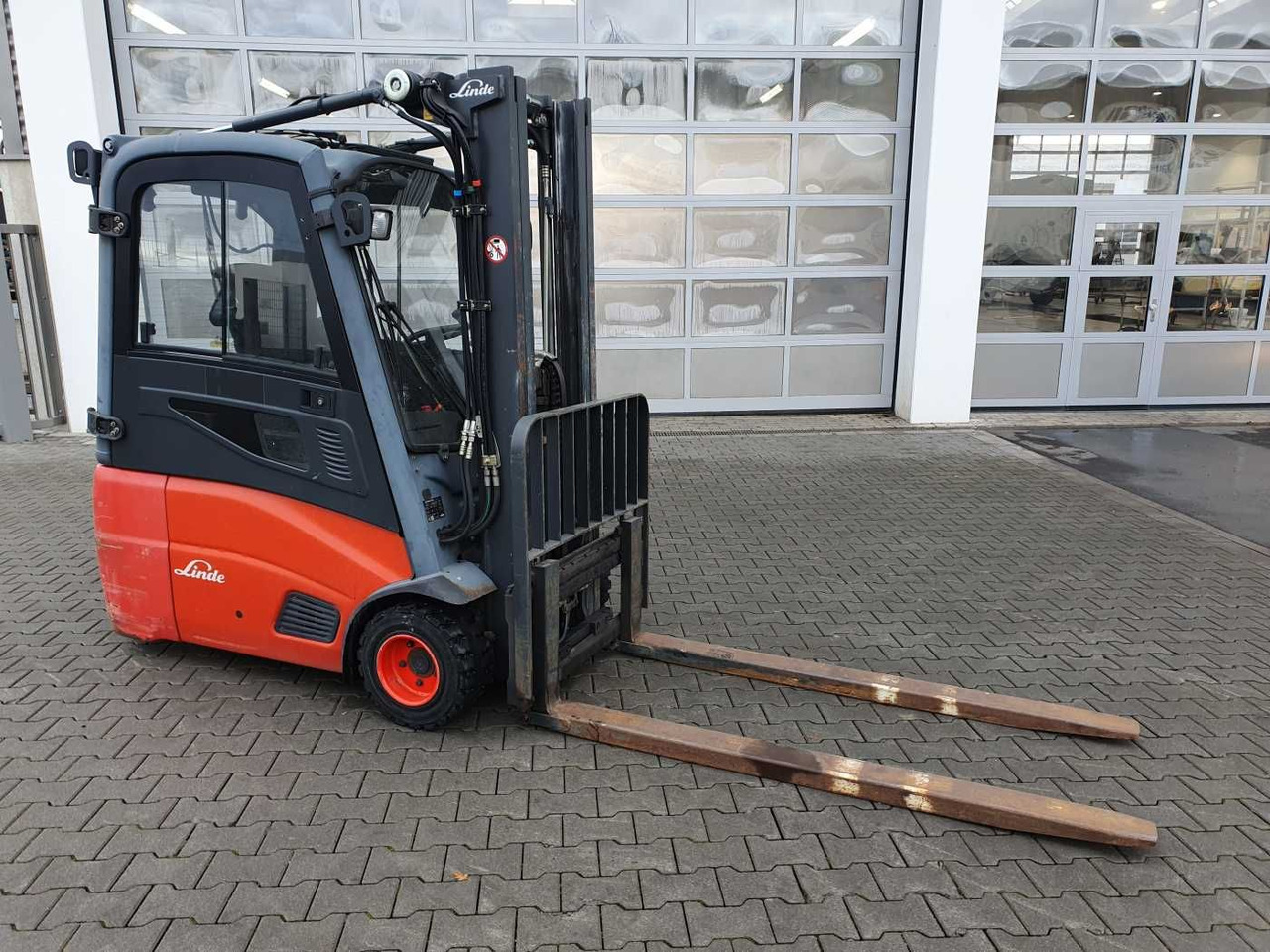Linde E18 - 01 / Triplex: 4.50m! / SS / nur 5.672h! - Электропогрузчик: фото 2 Linde E18 - 01 / Triplex: 4.50m! / SS / nur 5.672h! - Электропогрузчик: фото 2