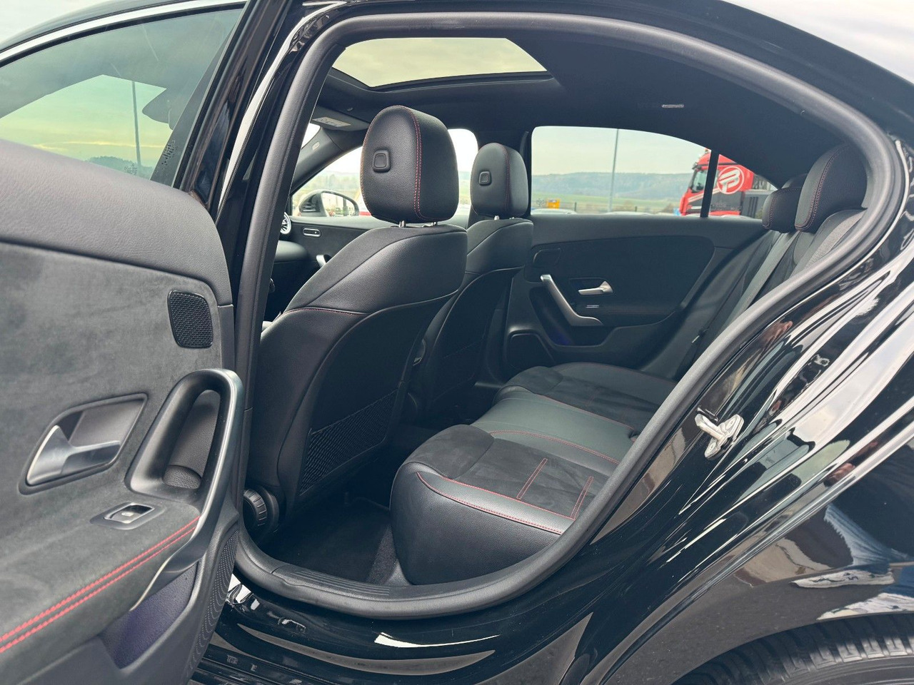 Седан Mercedes-Benz A 200 AMG 19"+Ambiente+R-Kamera+Pano+LED+MBUX: фото 10 Седан Mercedes-Benz A 200 AMG 19"+Ambiente+R-Kamera+Pano+LED+MBUX: фото 10