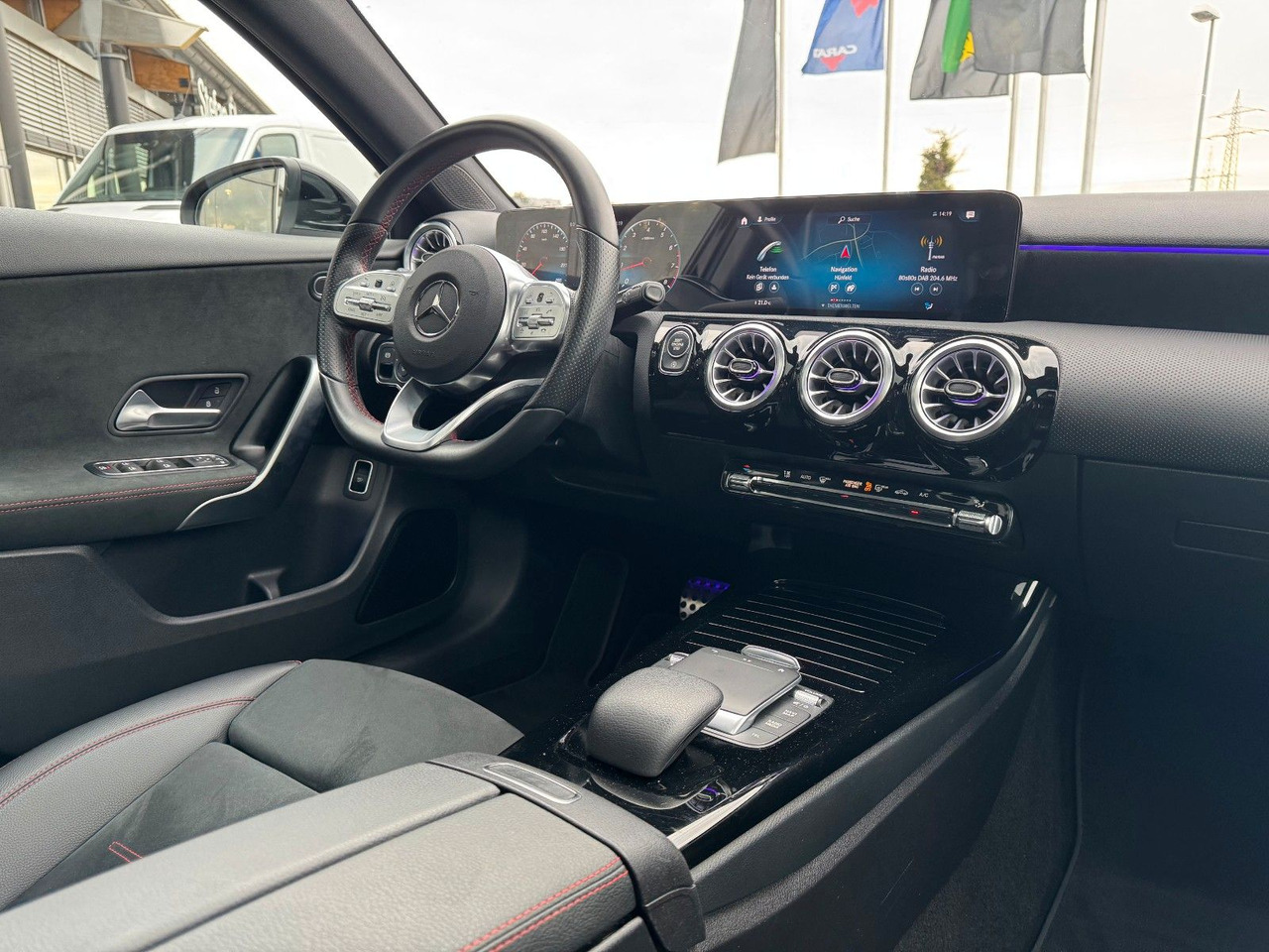 Седан Mercedes-Benz A 200 AMG 19"+Ambiente+R-Kamera+Pano+LED+MBUX: фото 12 Седан Mercedes-Benz A 200 AMG 19"+Ambiente+R-Kamera+Pano+LED+MBUX: фото 12