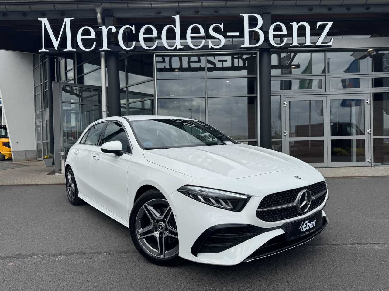 Mercedes-Benz A 200d AMG+AHK+Ambiente+RFK+MBUX+LED+IHC - Седан: фото 1 Mercedes-Benz A 200d AMG+AHK+Ambiente+RFK+MBUX+LED+IHC - Седан: фото 1