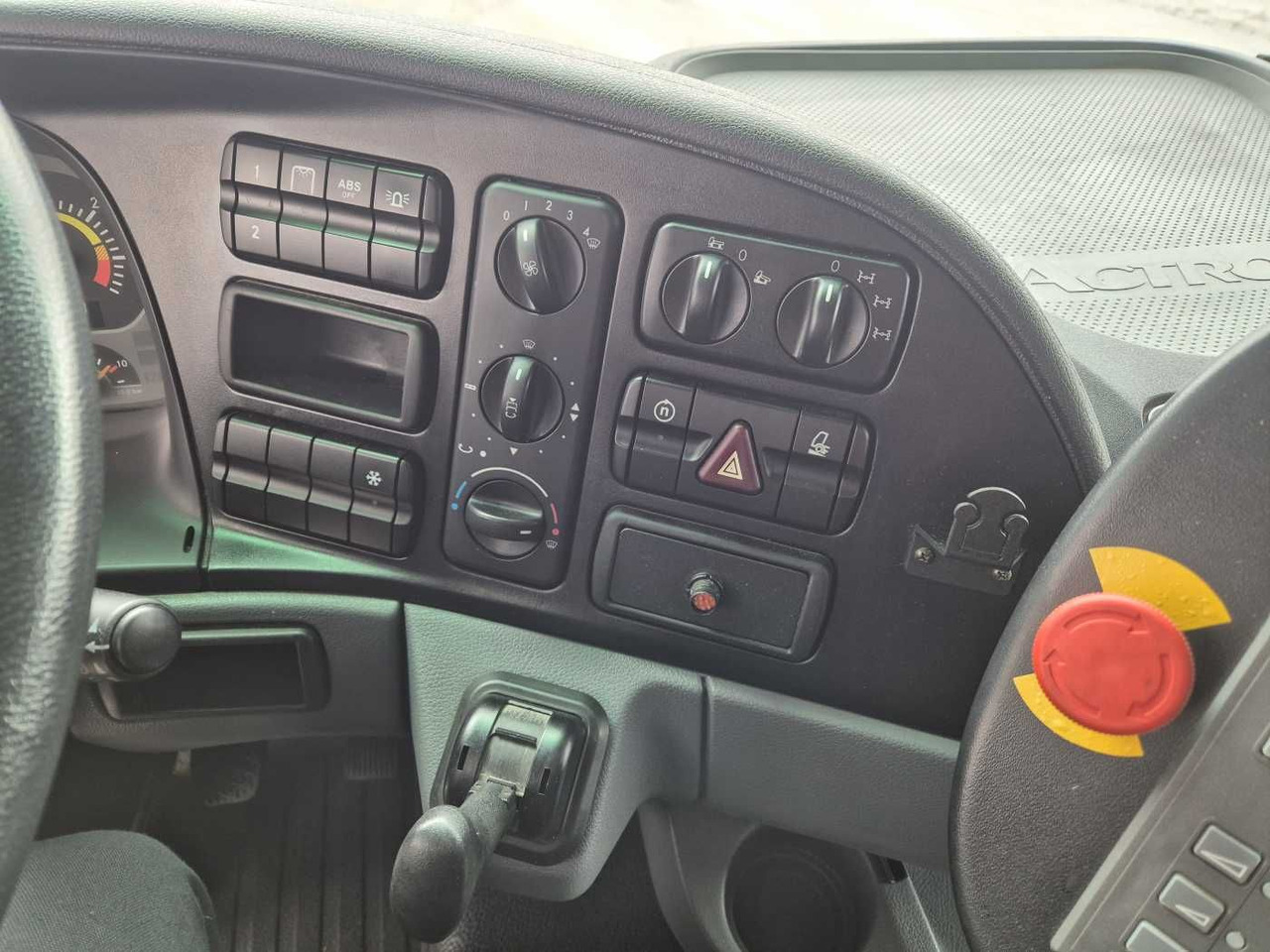 Подметально-уборочная машина Mercedes-Benz Actros 2032 A 4x4 Bucher STKF 9500 Airport 30x: фото 13