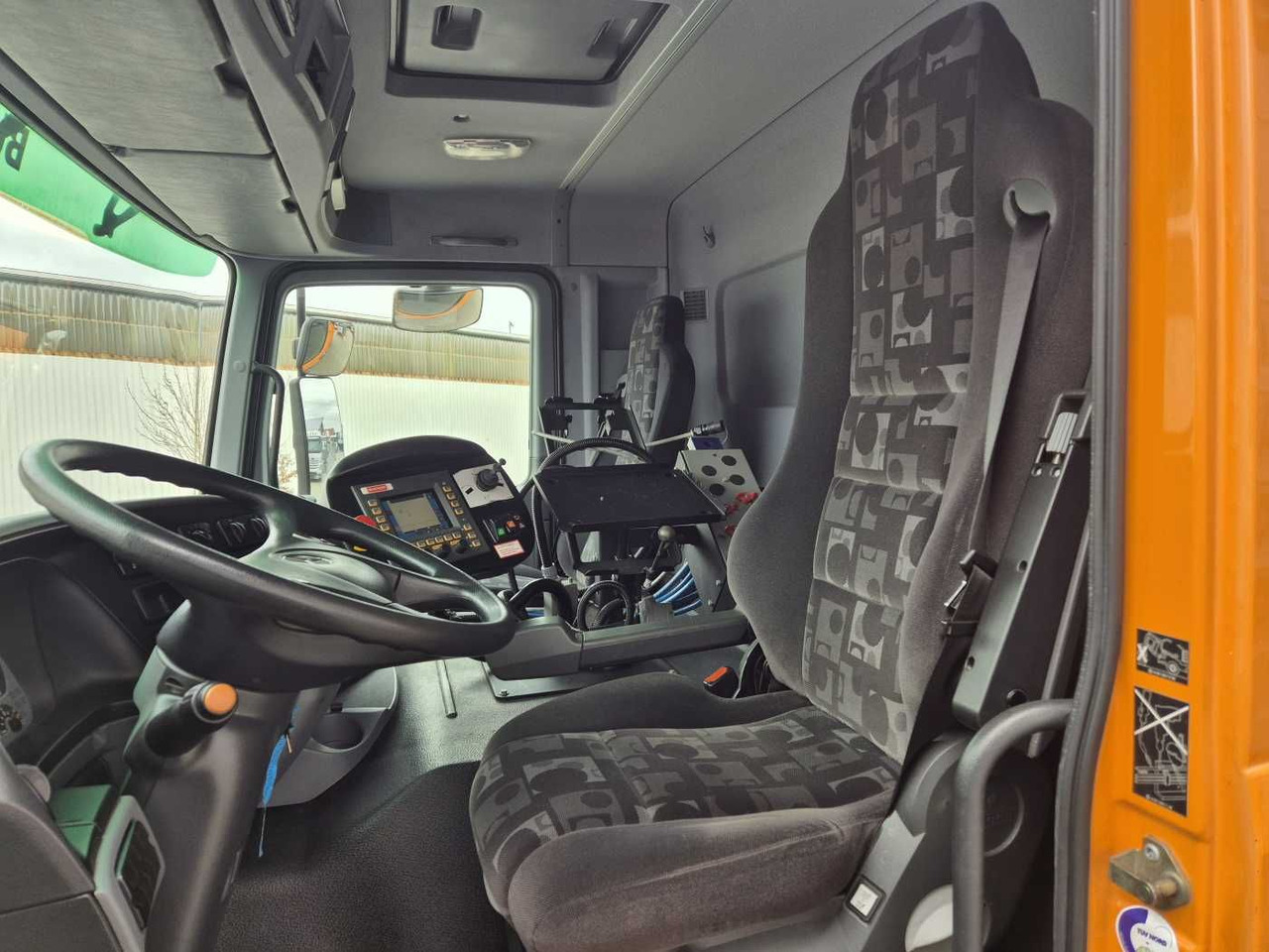 Подметально-уборочная машина Mercedes-Benz Actros 2032 A 4x4 Bucher STKF 9500 Airport 30x: фото 10 Подметально-уборочная машина Mercedes-Benz Actros 2032 A 4x4 Bucher STKF 9500 Airport 30x: фото 10