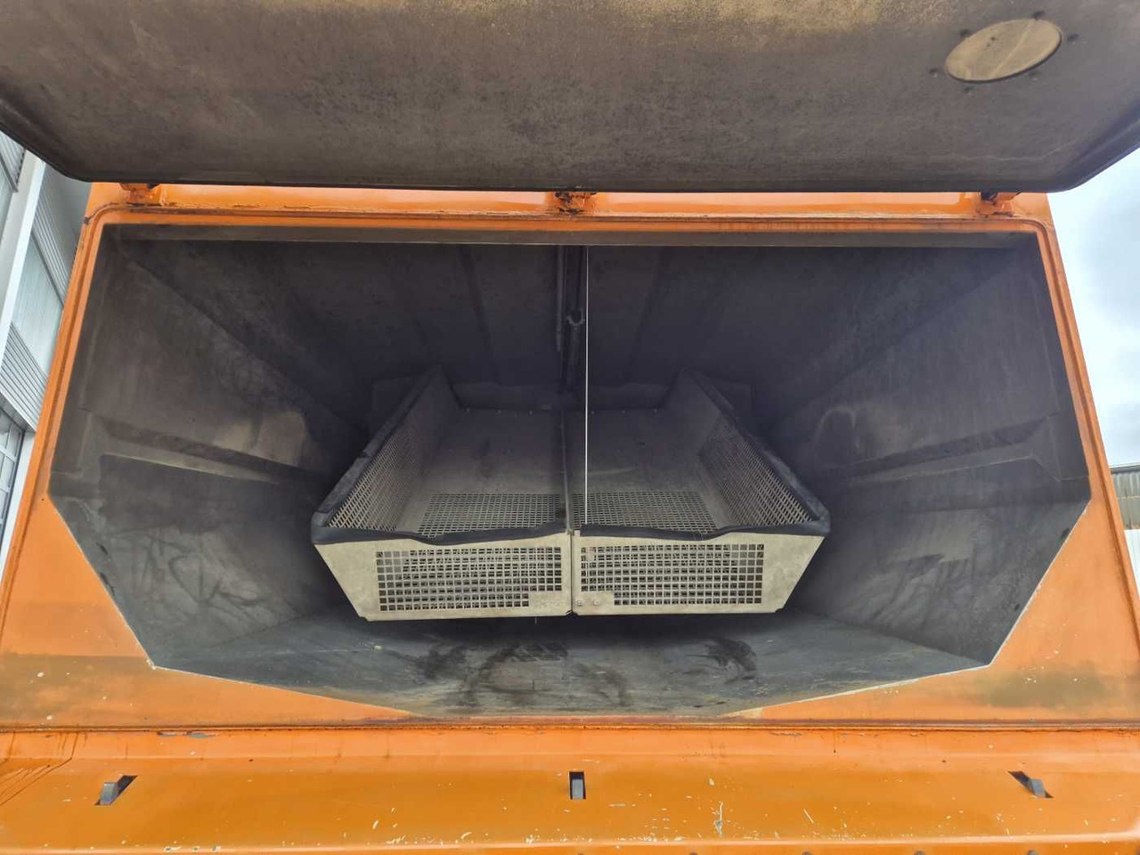 Подметально-уборочная машина Mercedes-Benz Actros 2032 A 4x4 Bucher STKF 9500 Airport 30x: фото 8 Подметально-уборочная машина Mercedes-Benz Actros 2032 A 4x4 Bucher STKF 9500 Airport 30x: фото 8