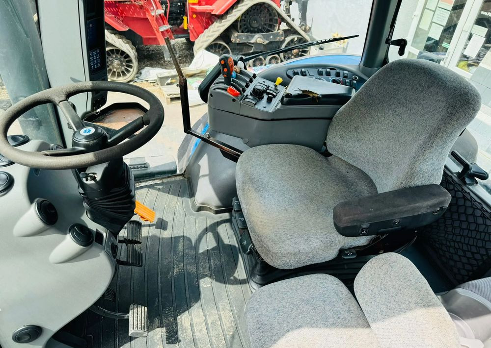 Трактор New Holland T8020: фото 8