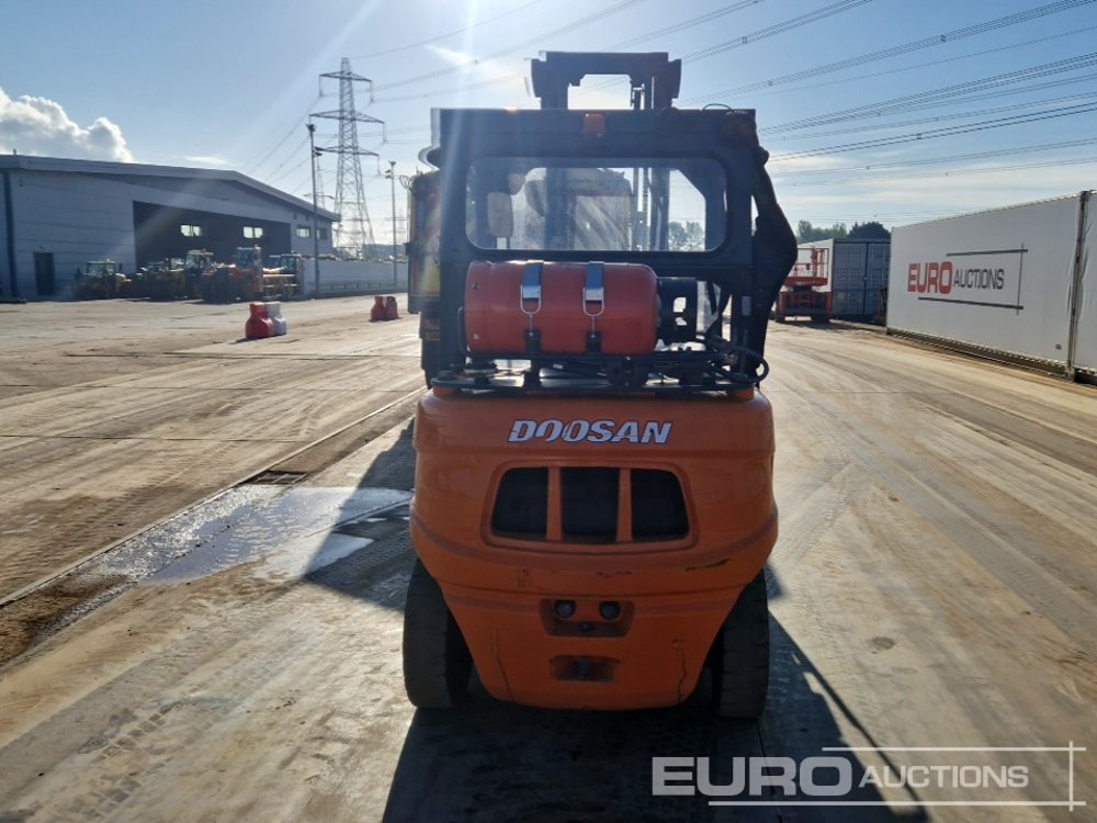 2015 Doosan D40SC7 - Вилочный погрузчик: фото 4 2015 Doosan D40SC7 - Вилочный погрузчик: фото 4
