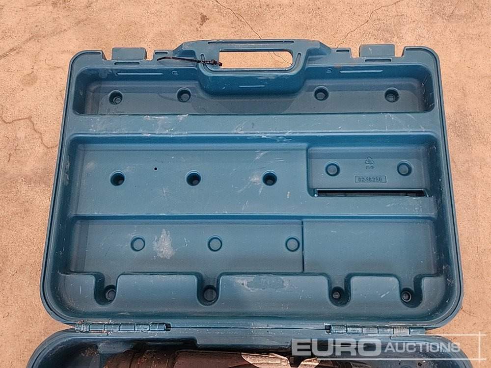 Makita HM3210C 110 Volt Breaker - Строительное оборудование: фото 5 Makita HM3210C 110 Volt Breaker - Строительное оборудование: фото 5