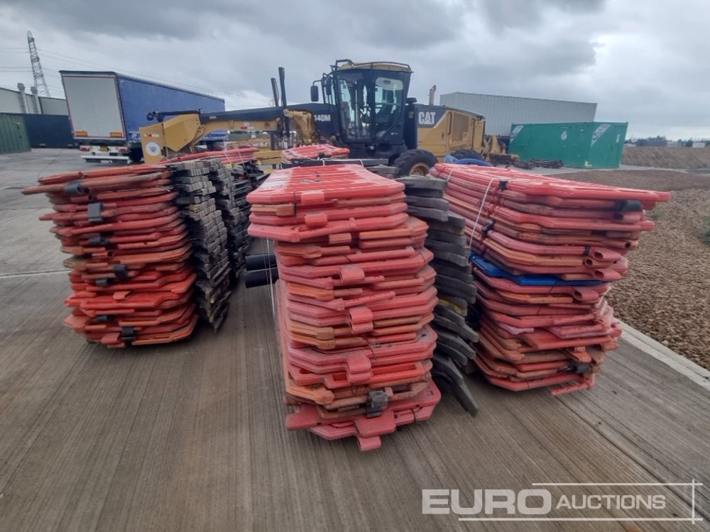 Pallet of Plastic Safety Barriers (5 of) Pallet of Road Signs (3 of) - Строительное оборудование: фото 4 Pallet of Plastic Safety Barriers (5 of) Pallet of Road Signs (3 of) - Строительное оборудование: фото 4