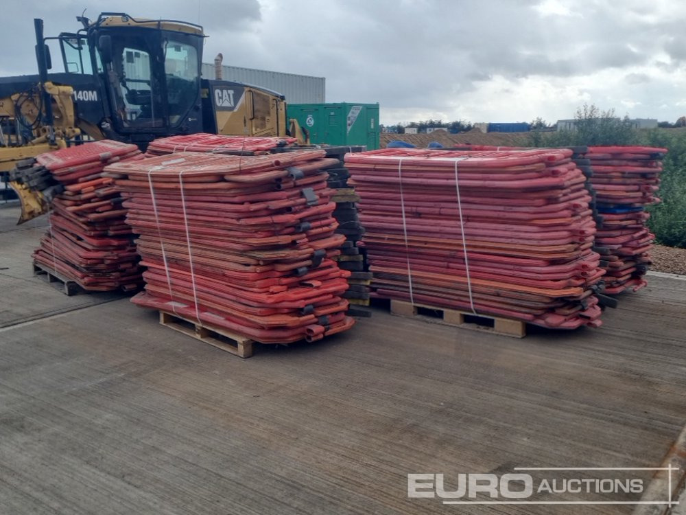 Pallet of Plastic Safety Barriers (5 of) Pallet of Road Signs (3 of) - Строительное оборудование: фото 3 Pallet of Plastic Safety Barriers (5 of) Pallet of Road Signs (3 of) - Строительное оборудование: фото 3