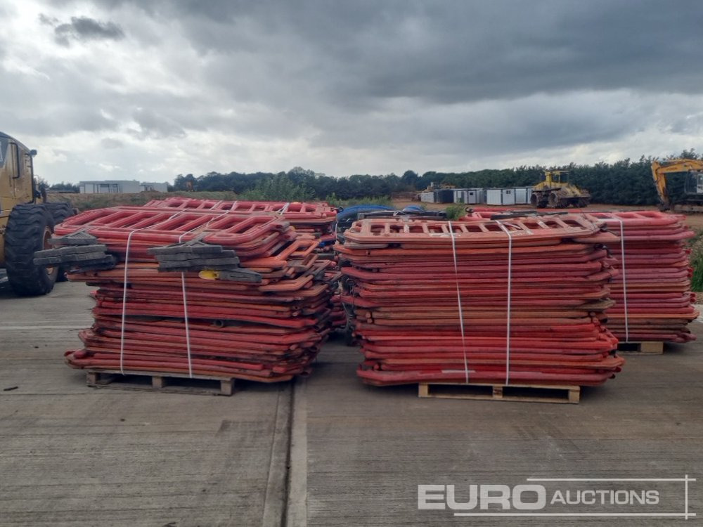 Pallet of Plastic Safety Barriers (5 of) Pallet of Road Signs (3 of) - Строительное оборудование: фото 2 Pallet of Plastic Safety Barriers (5 of) Pallet of Road Signs (3 of) - Строительное оборудование: фото 2
