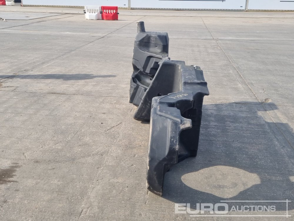 Plastic Fuel Tank to suit John Deere Tractor - Строительное оборудование: фото 4 Plastic Fuel Tank to suit John Deere Tractor - Строительное оборудование: фото 4