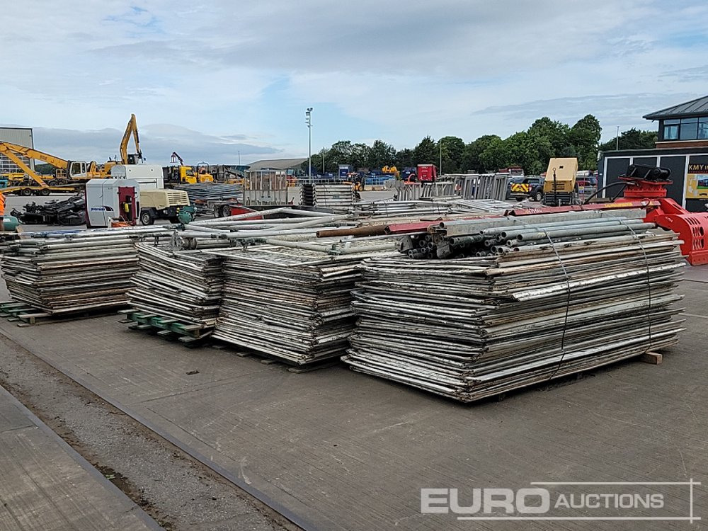 Строительное оборудование Selection of Various Size GASS Ledger Frames (6 Pallets of), Pallet of Steel Mesh Panels (4 of): фото 12