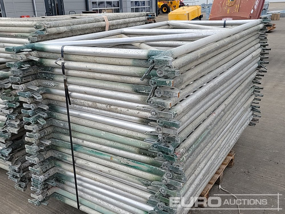 Строительное оборудование Selection of Various Size GASS Ledger Frames (6 Pallets of), Pallet of Steel Mesh Panels (4 of): фото 6