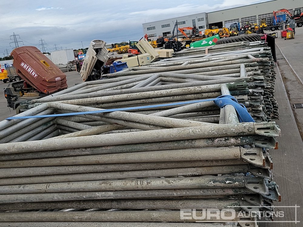 Строительное оборудование Selection of Various Size GASS Ledger Frames (6 Pallets of), Pallet of Steel Mesh Panels (4 of): фото 11