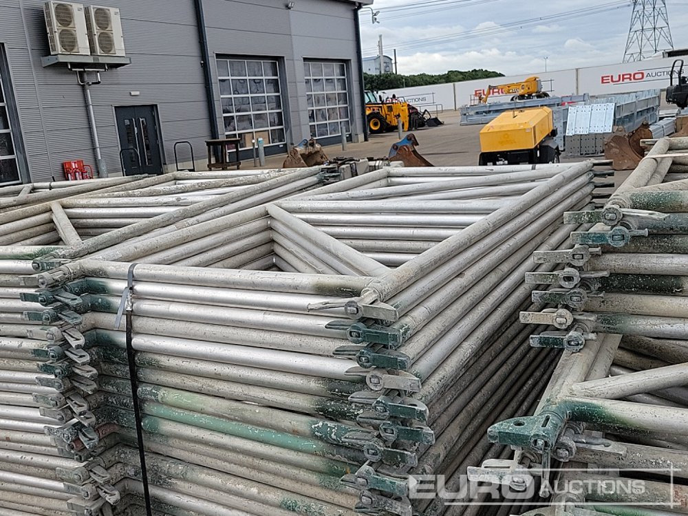 Строительное оборудование Selection of Various Size GASS Ledger Frames (6 Pallets of), Pallet of Steel Mesh Panels (4 of): фото 8