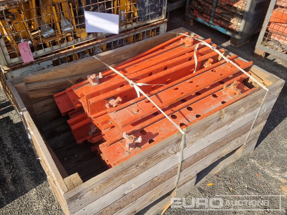 Строительное оборудование Stillage of Adjustable Formwork Brackets (8 of)Stillage of Peri Formwork Fittings & Brackets (12 of), Stillage of Articulated Couplers (4 of): фото 18