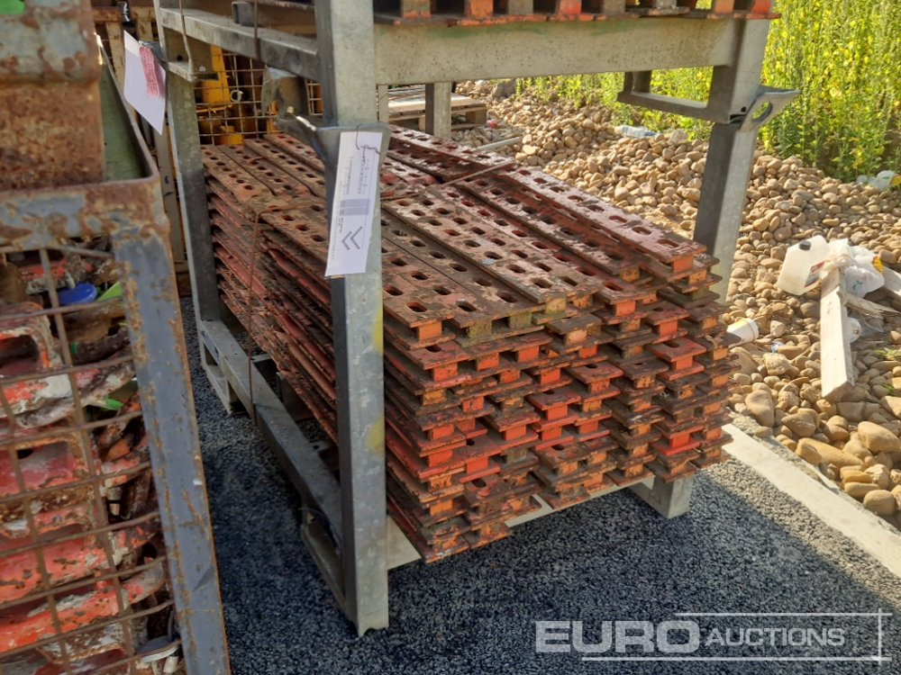 Строительное оборудование Stillage of Adjustable Formwork Brackets (8 of)Stillage of Peri Formwork Fittings & Brackets (12 of), Stillage of Articulated Couplers (4 of): фото 27