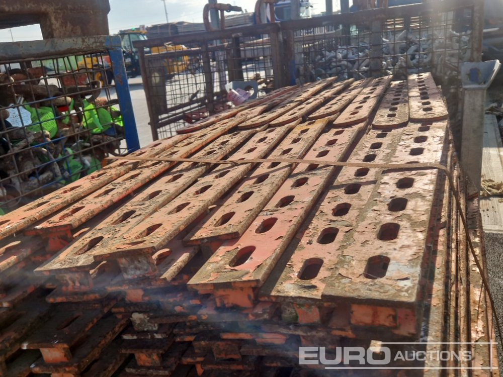 Строительное оборудование Stillage of Adjustable Formwork Brackets (8 of)Stillage of Peri Formwork Fittings & Brackets (12 of), Stillage of Articulated Couplers (4 of): фото 29