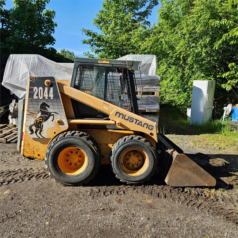 Bobcat Mustang 2044 - Мини-погрузчик с бортовым поворотом: фото 5 Bobcat Mustang 2044 - Мини-погрузчик с бортовым поворотом: фото 5