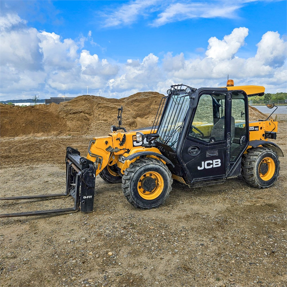JCB 525-60T4 - Телескопический погрузчик: фото 1 JCB 525-60T4 - Телескопический погрузчик: фото 1