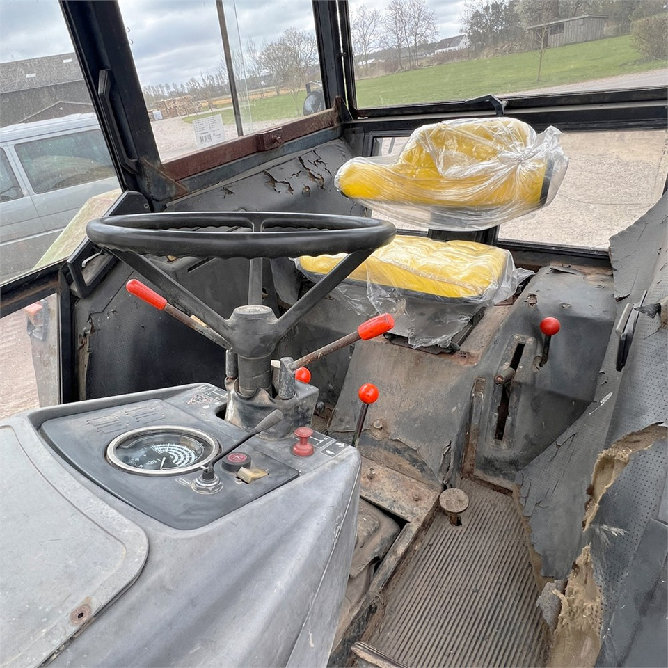 Трактор John Deere 2140: фото 16