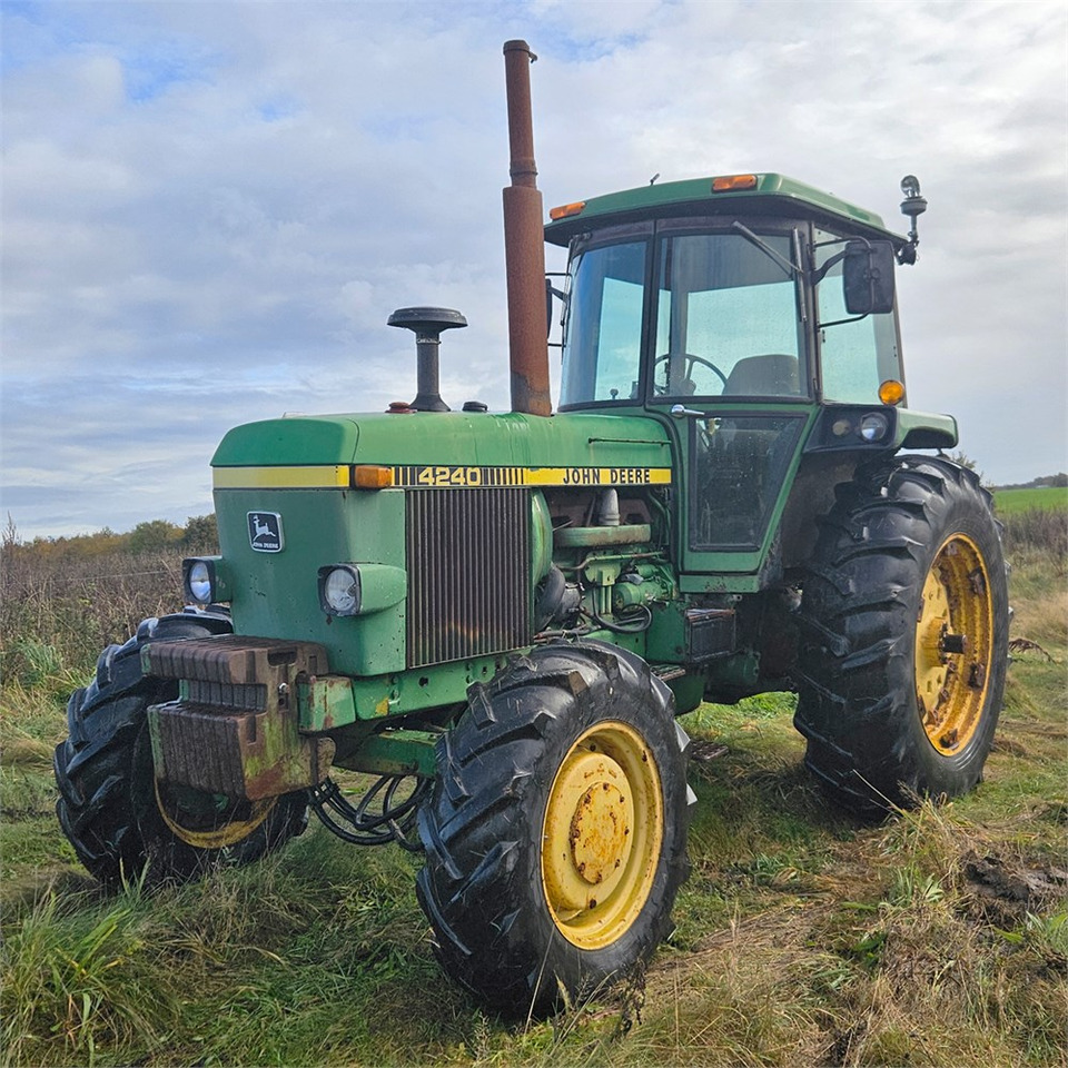 John Deere 4240 - Трактор: фото 3 John Deere 4240 - Трактор: фото 3